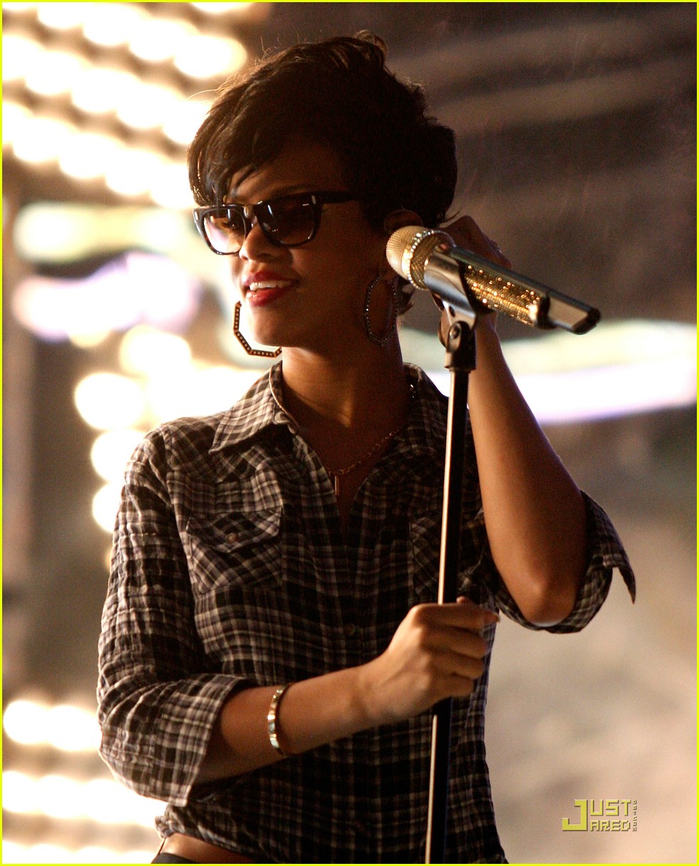 Rihanna Runs Through AMA Rehearsals Photo 1556071 AMAs 2008, Rihanna