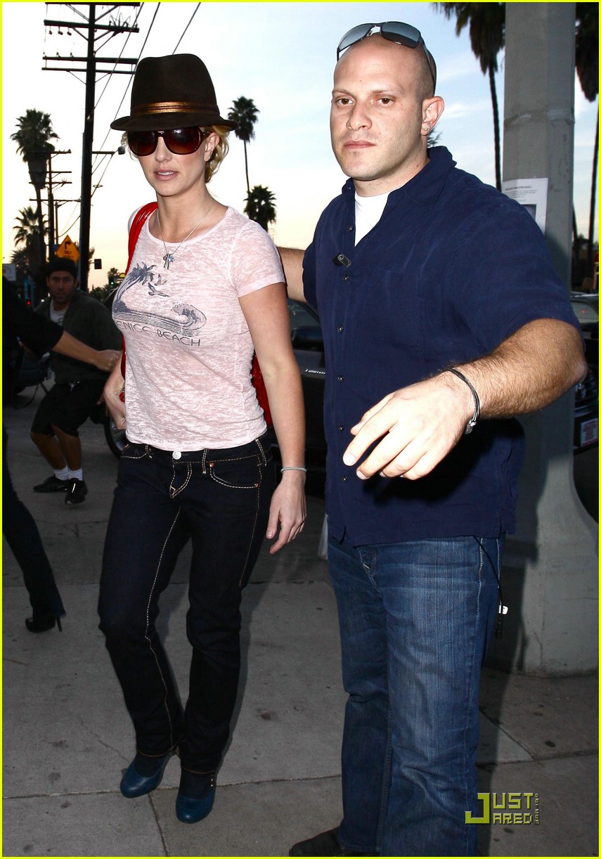 Britney Spears Attracts A Coffee Crowd Photo 1556471 Britney Spears Photos Just Jared