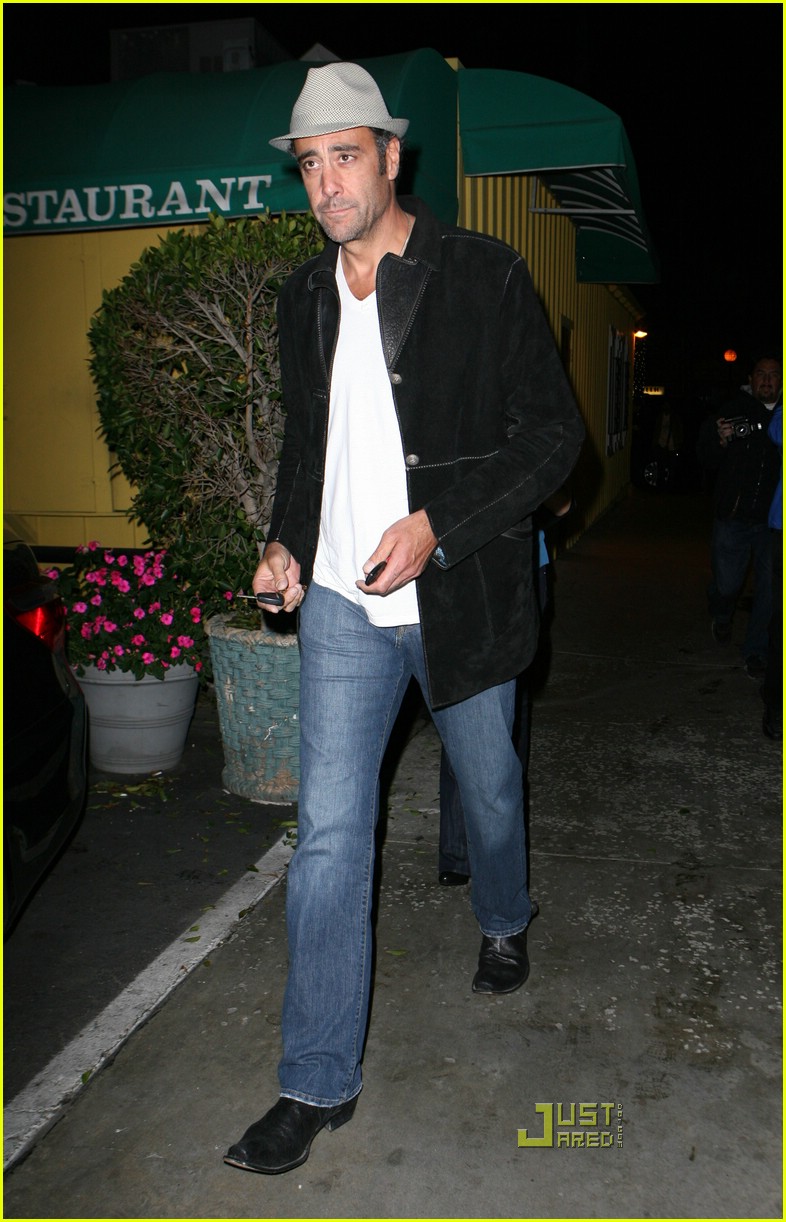 Brad Garrett Attacks Paparazzi Photo 1541701 Brad Garrett Photos