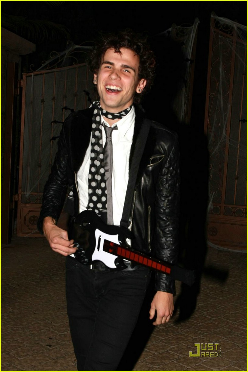 Justin Gaston Happy Halloween! Photo 1521971 Photos Just Jared