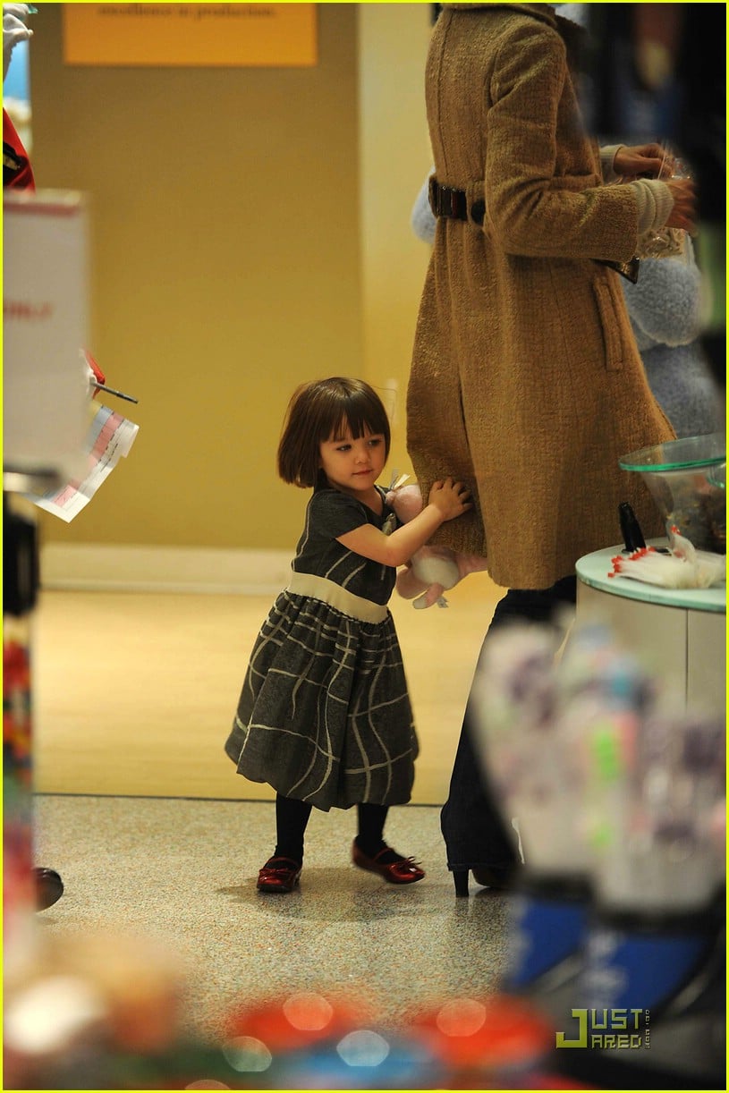 Suri Cruise FAO Schwarz Shopping Spree Photo 1586421 Celebrity(01)