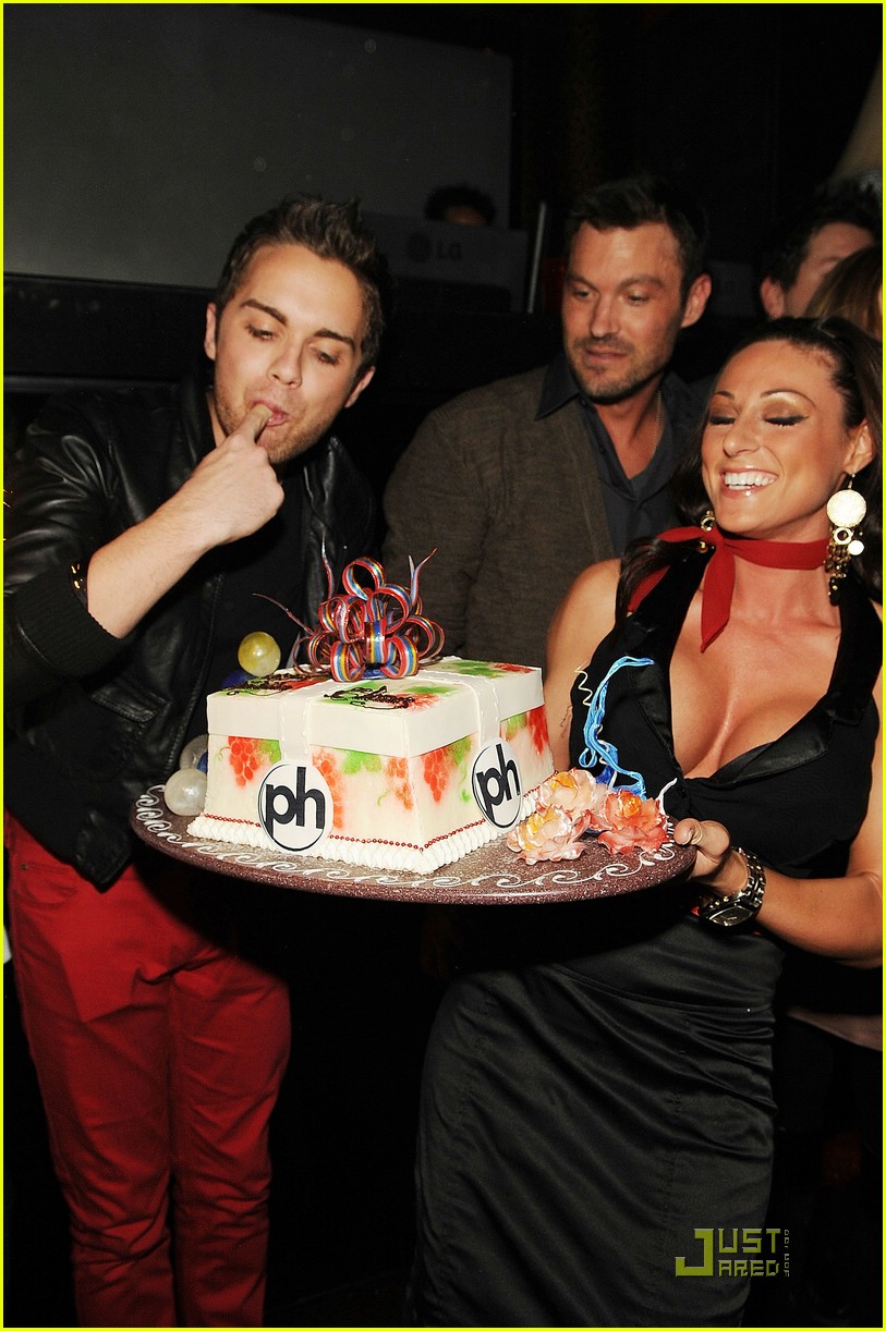Thomas Dekker: Planet Hollywood Birthday Party!: Photo 1642991 | Brian