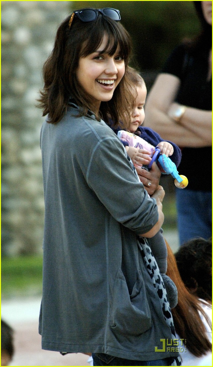 Honor Puts a Smile on Jessica Alba! Photo 1641451 Cash Warren