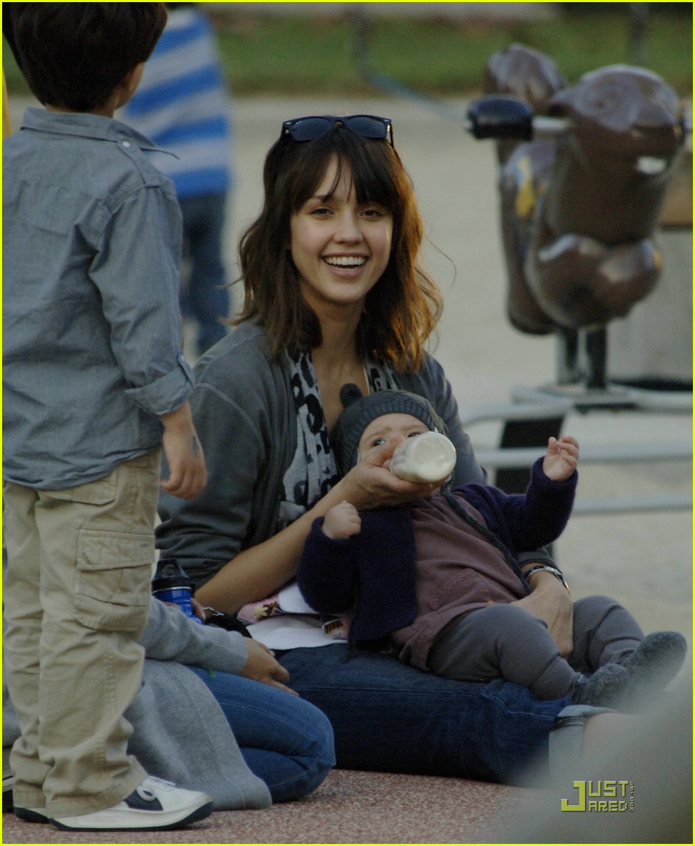 Honor Puts a Smile on Jessica Alba! Photo 1641471 Cash Warren(01)