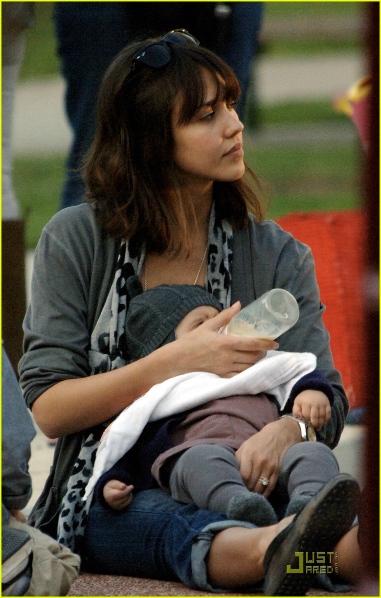 Honor Puts a Smile on Jessica Alba! Photo 1641491 Cash Warren