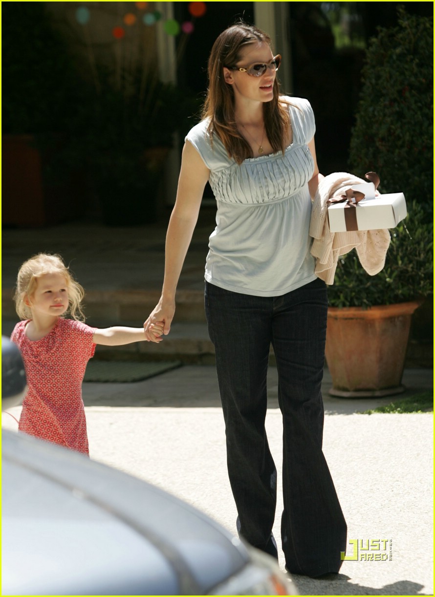 Violet Affleck: Easter Egg Hunt!: Photo 1848811 | Ben Affleck