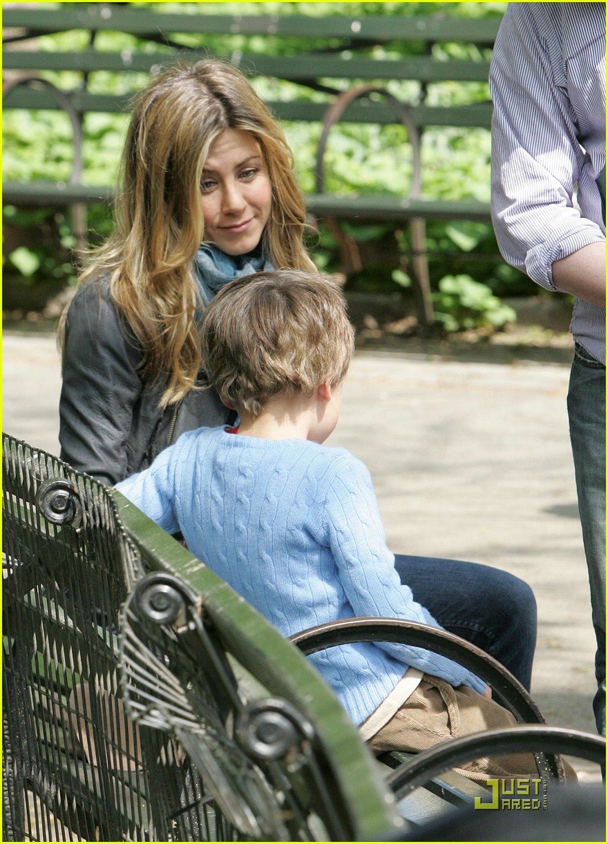 jennifer aniston plays in central park 051921361