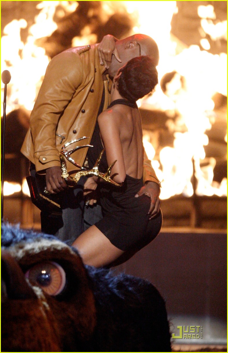 Halle Berry & Jamie Foxx: Kissing Commotion halle berry jamie f...