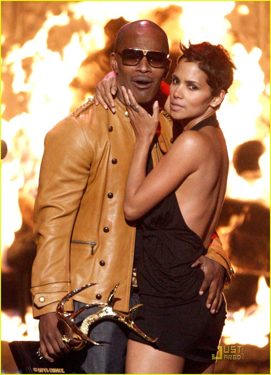 Halle Berry & Jamie Foxx: Kissing Commotion halle berry jamie f...