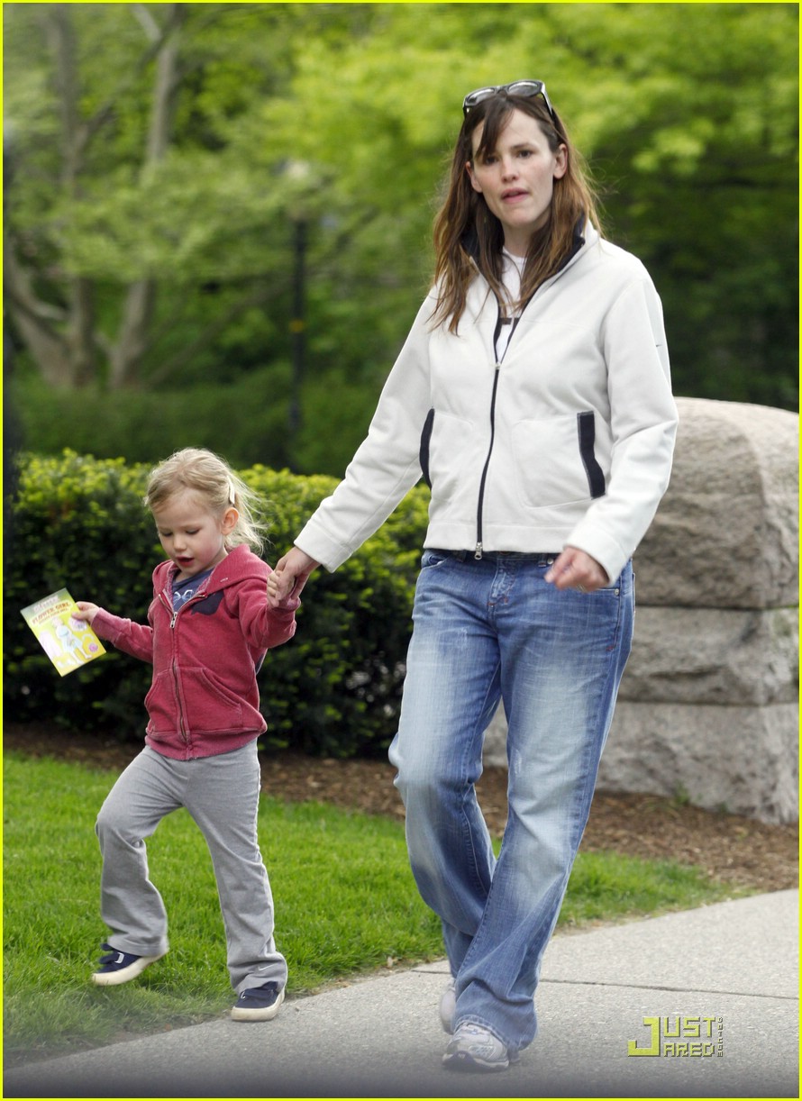Violet Affleck is a Glitter Flower Girl: Photo 1916251 | Photos | Just