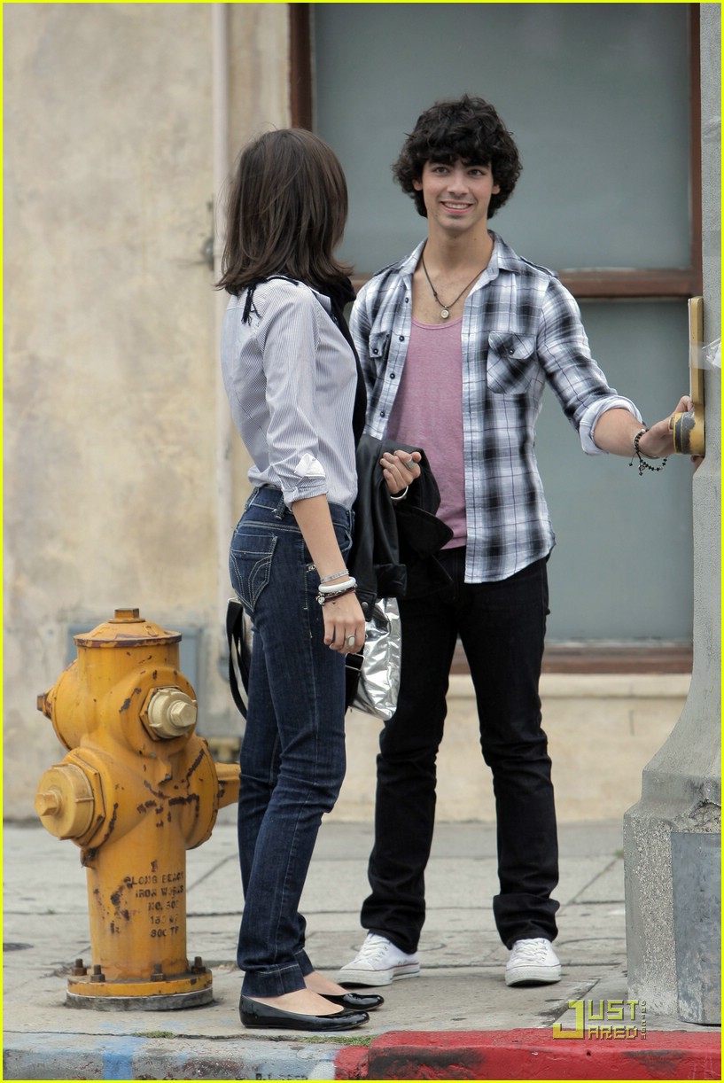 Joe Jonas Joansing For Camilla Belle Photo 1965721 Camilla Belle