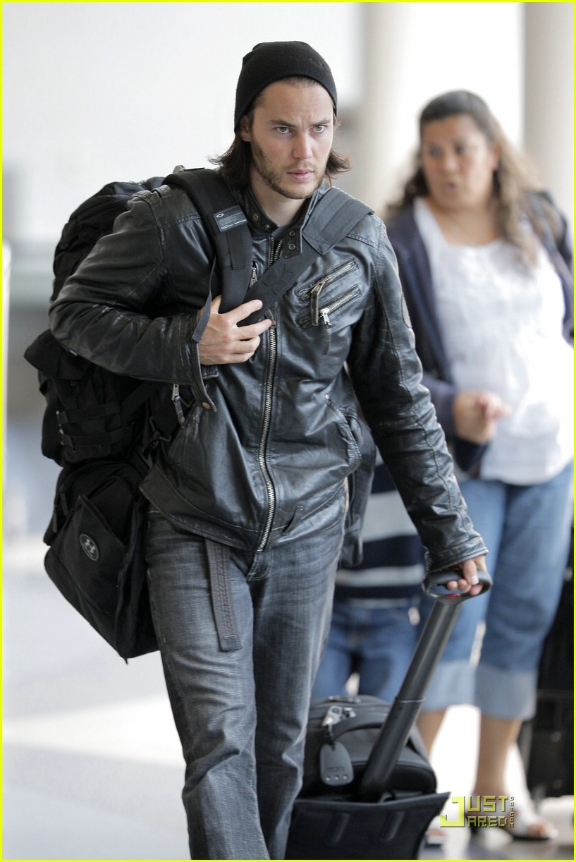 Taylor Kitsch is Beanie Buff Photo 1965241 Taylor Kitsch Photos