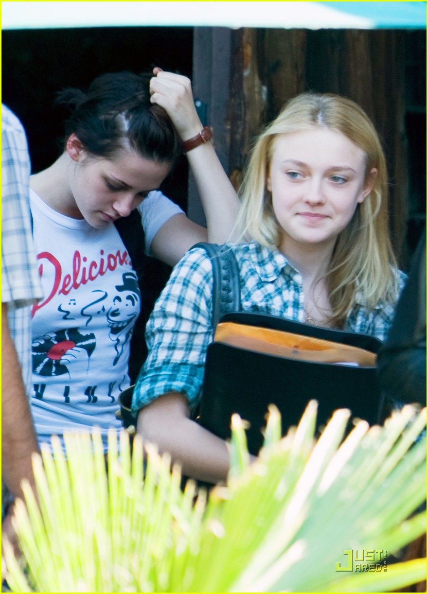 Kristen Stewart & Dakota Fanning: Runaway Duo: Photo 1977571 | Dakota