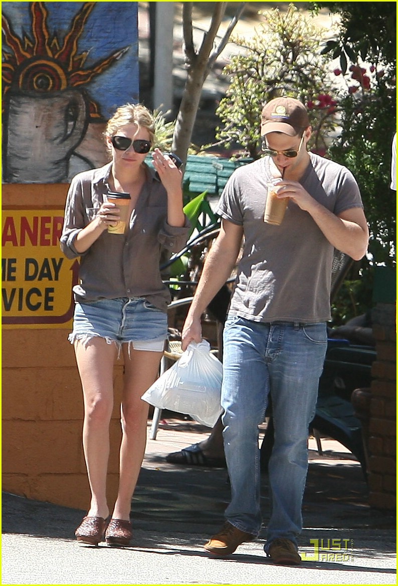 Ashley Olsen & Justin Bartha Coffee Couple Photo 2047971 Ashley
