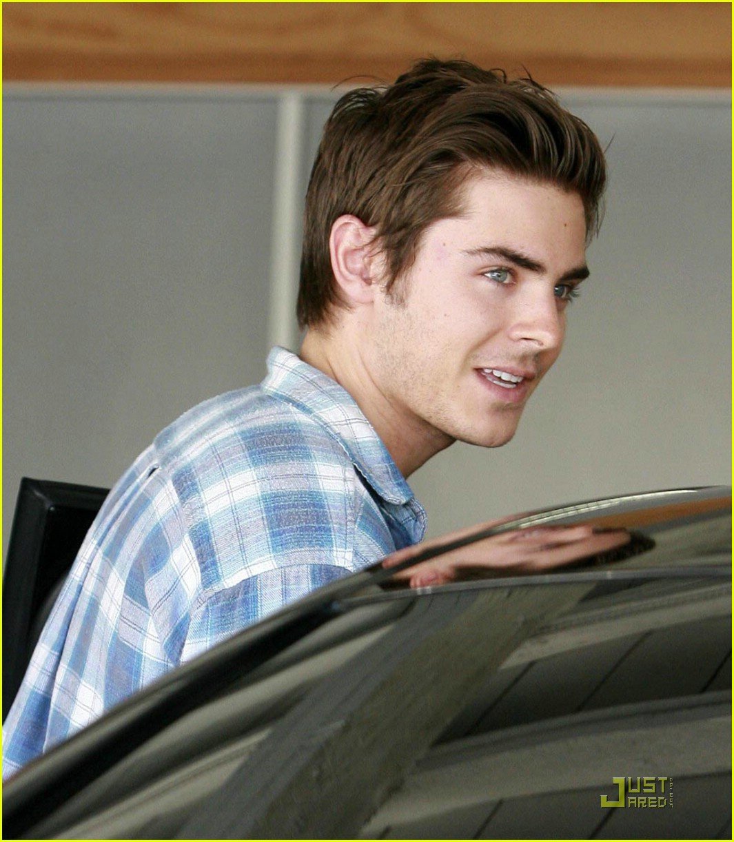 Zac Efron Gets a Haircut!!!: Photo 2027531 | Zac Efron Pictures | Just Jared