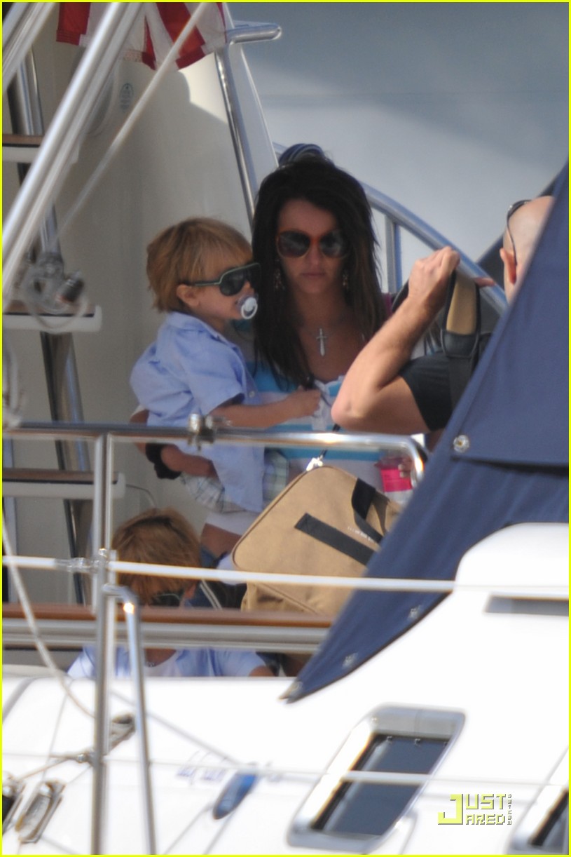 Britney Spears Her Boys and Her Boats Photo 2027671 Britney Spears(01)