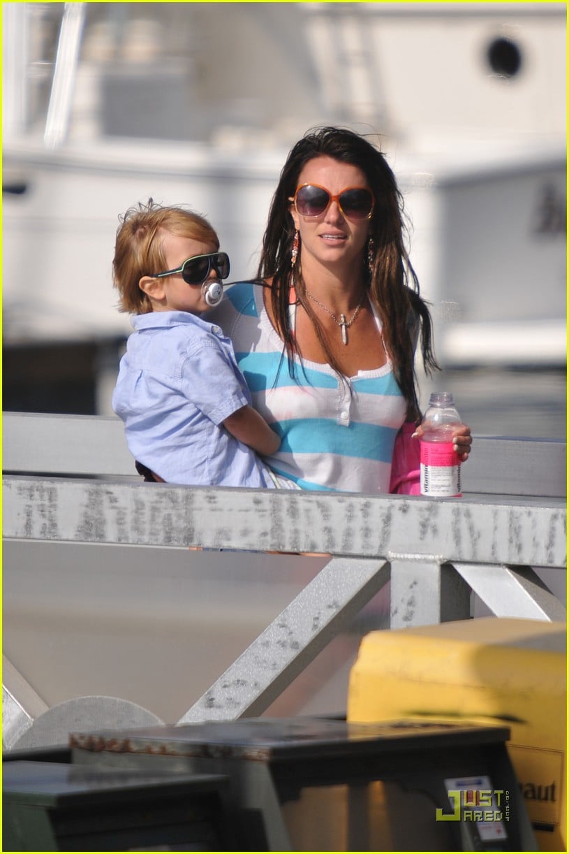 Photo britney spears boys boat 08 Photo 2027721 Just Jared