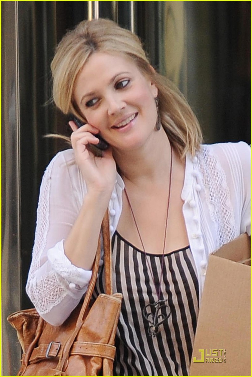 Drew Barrymore Dons HeartShaped Sunglasses Photo 2133952 Drew