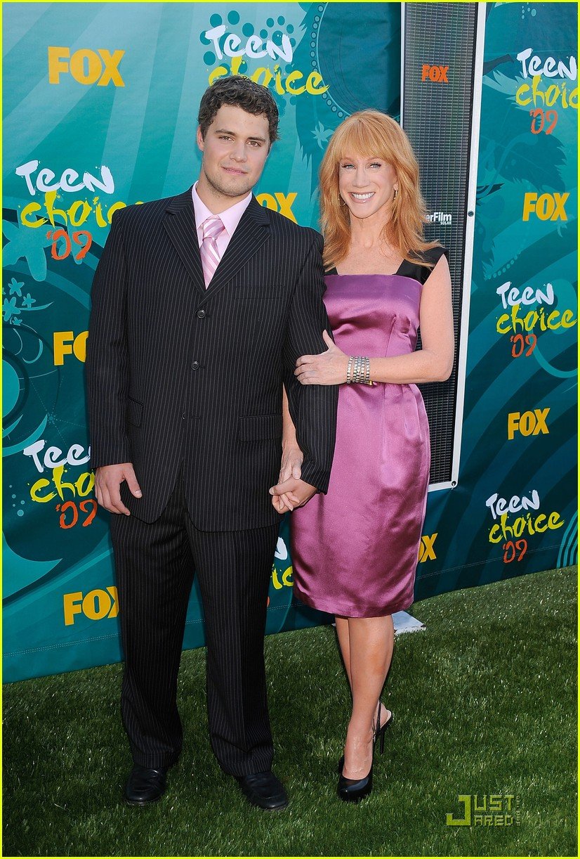 kathy griffin levi johnston hold hands tcas 052119511
