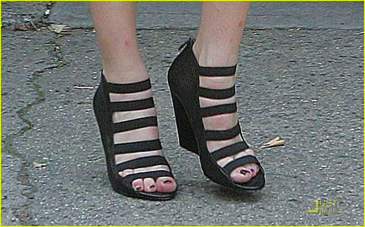 Taylor momsen feet