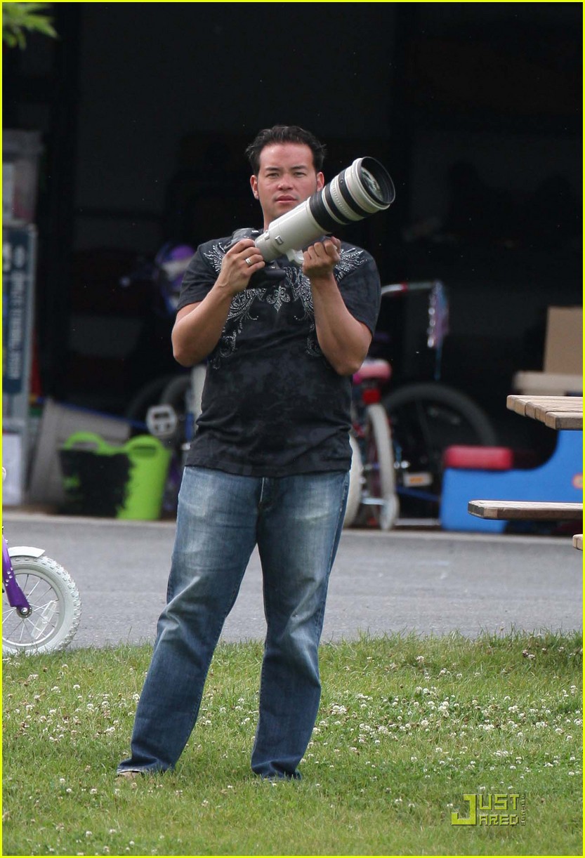 Jon Gosselin Uses Paparazzi Camera Photo 2115131 Jon & Kate Plus 8