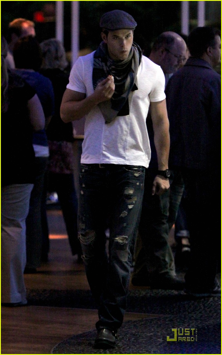 Robert Pattinson & Kristen Stewart: Miku Sushi Date Night!: Photo