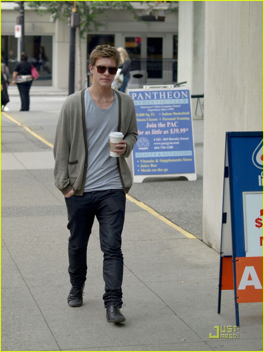 Robert Pattinson & Kristen Stewart: Miku Sushi Date Night!: Photo