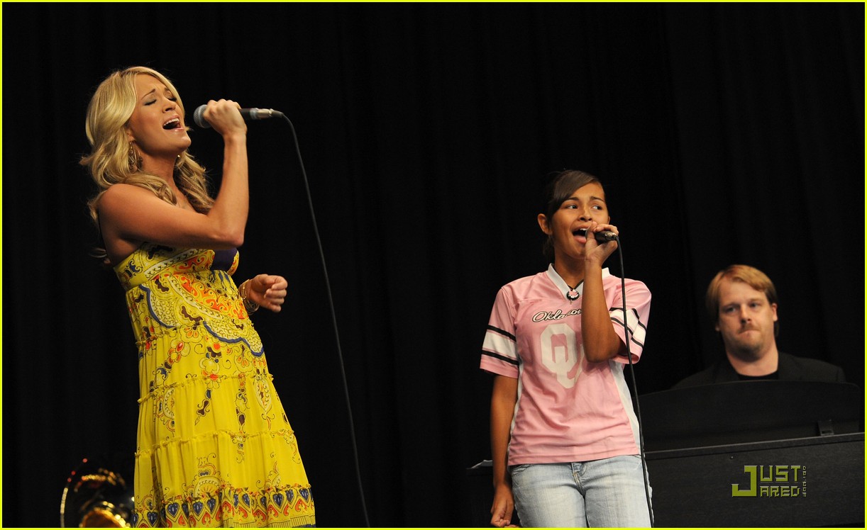 Carrie Underwood Donates Instruments To Checotah High School Photo