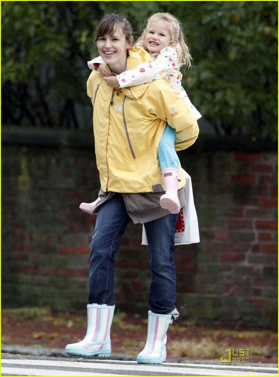 Photo: jennifer garner piggy back ride violet affleck 05 | Photo