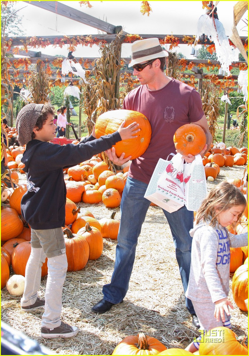 Hugh Jackman Hits Pumpkin Patch Photo 2251001 Ava Jackman, Celebrity