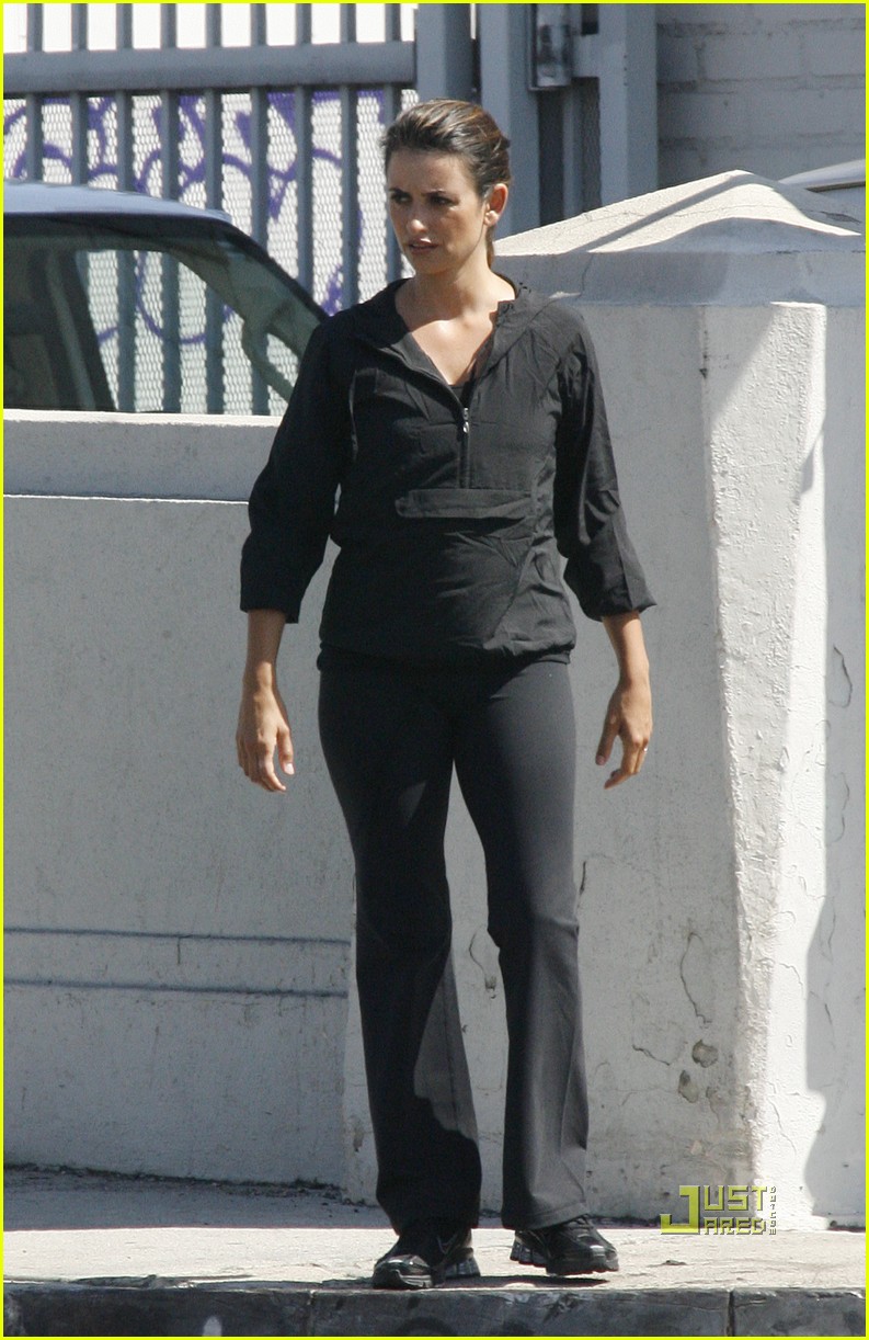 Penelope Cruz Baby Bump CoverUp! Photo 2200722 Penelope Cruz