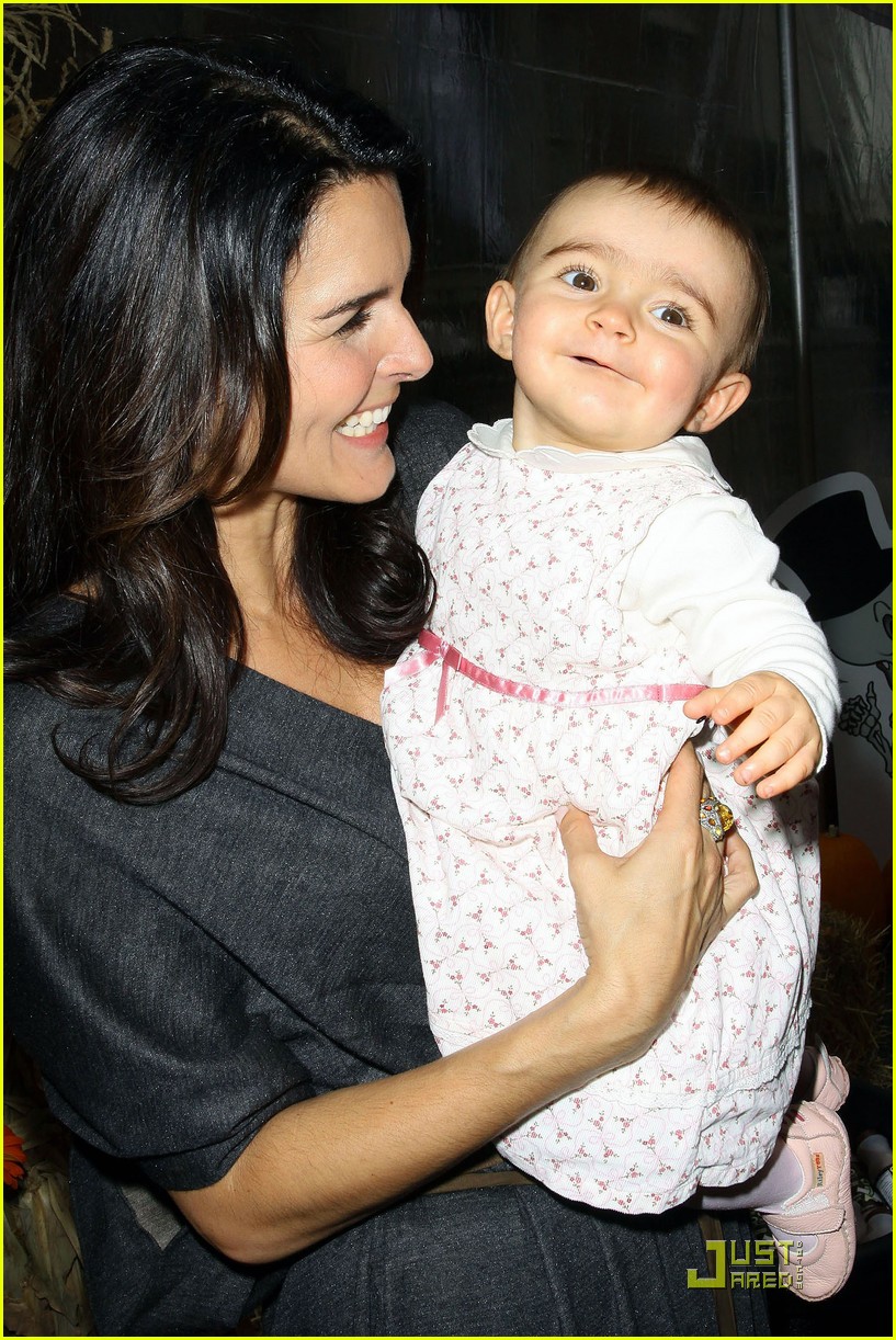 Angie Harmon Celebrates Chocolate Milk Photo 2285852 Angie Harmon(02)