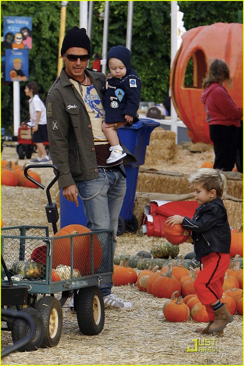 Kingston & Zuma Rossdale Pumpkin Picking Kids Photo 2319281(02)