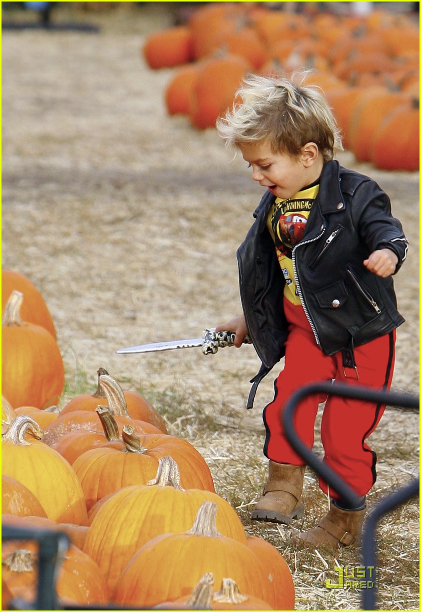 Kingston & Zuma Rossdale Pumpkin Picking Kids Photo 2319331