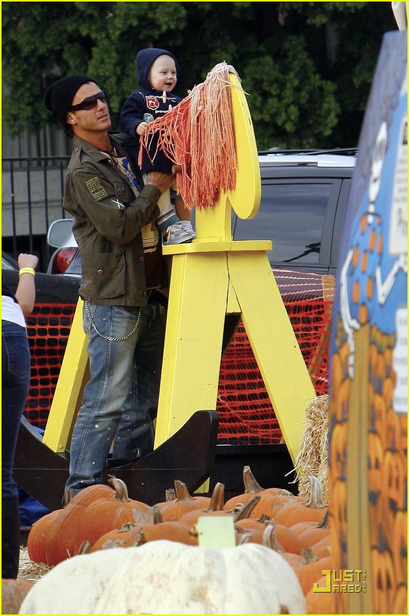 Kingston & Zuma Rossdale Pumpkin Picking Kids Photo 2319381