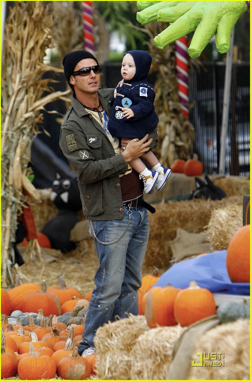 Kingston & Zuma Rossdale Pumpkin Picking Kids Photo 2319491