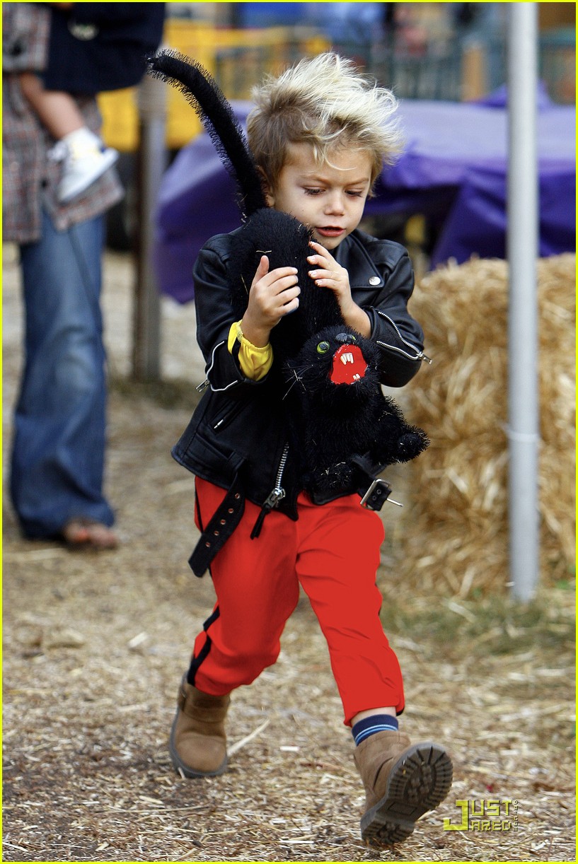 Kingston & Zuma Rossdale Pumpkin Picking Kids Photo 2319501