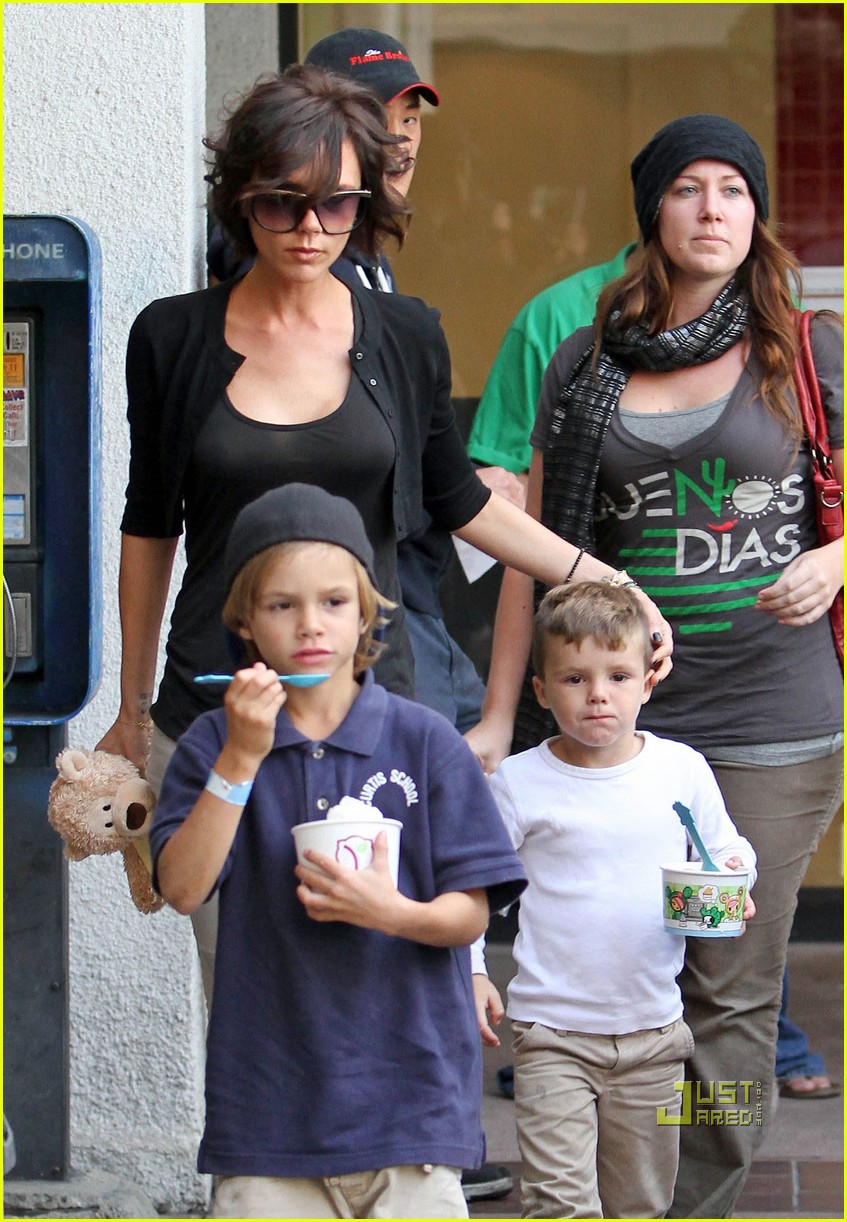 Victoria Beckham Yogurtland Family! Photo 2372901 Brooklyn Beckham
