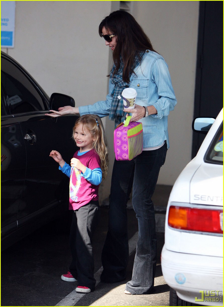 Jennifer Garner & Violet Affleck Peace Out! Photo 2367732 Jennifer