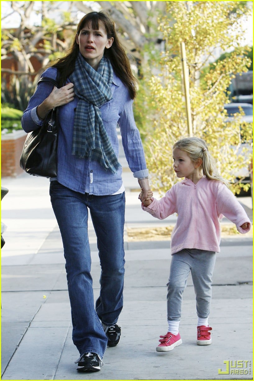 Jennifer Garner & Violet Affleck Piggyback Pair Photo 2374512