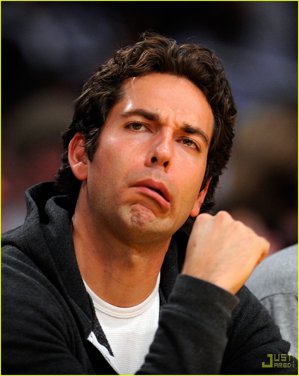 Photo zachary levi caitlin crosby lakers game 01 Photo 2364562