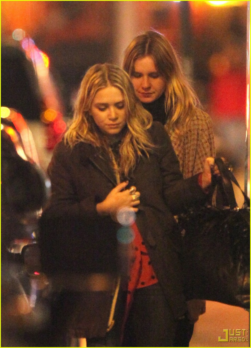 Mary-Kate Olsen & Mom Go Shopping Together: Photo 2401999 | Mary-Kate