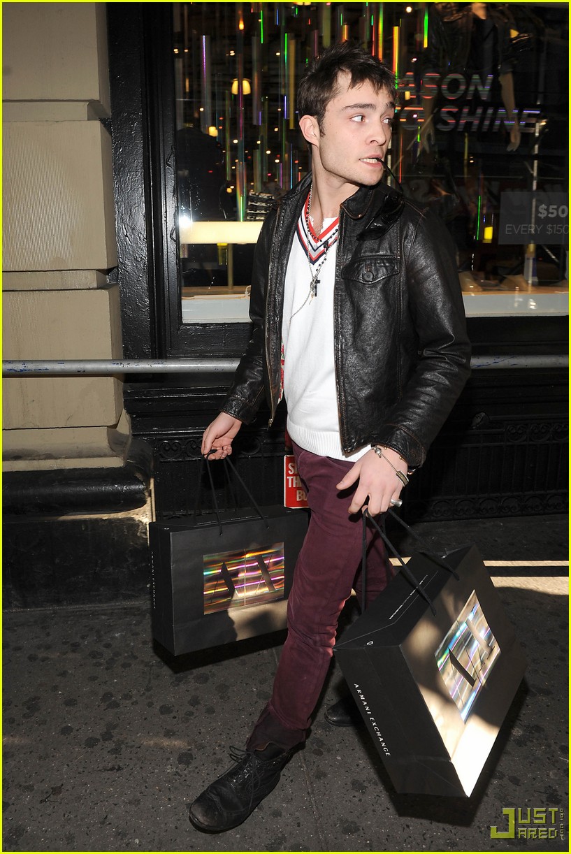 Ed Westwick: Hands Full of Holiday Gifts: Photo 2402636 | Ed Westwick