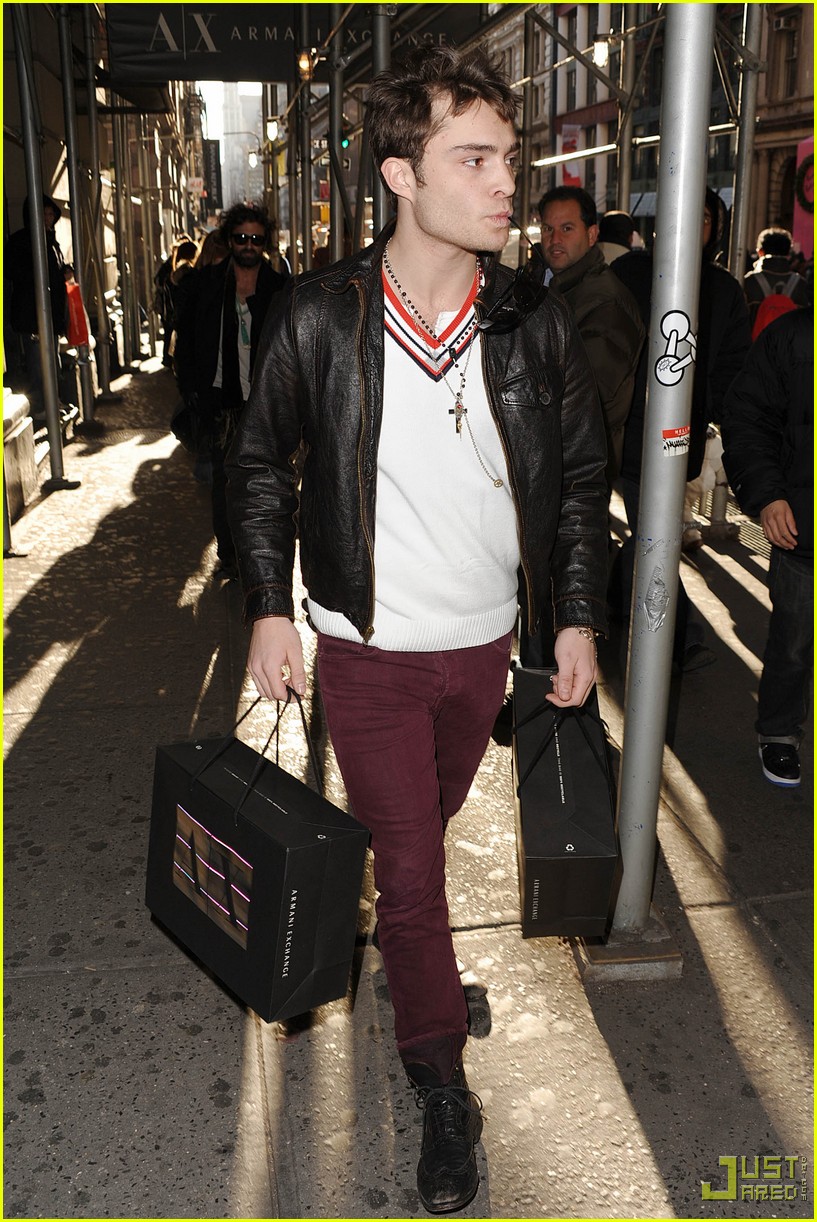 Ed Westwick: Hands Full of Holiday Gifts: Photo 2402640 | Ed Westwick