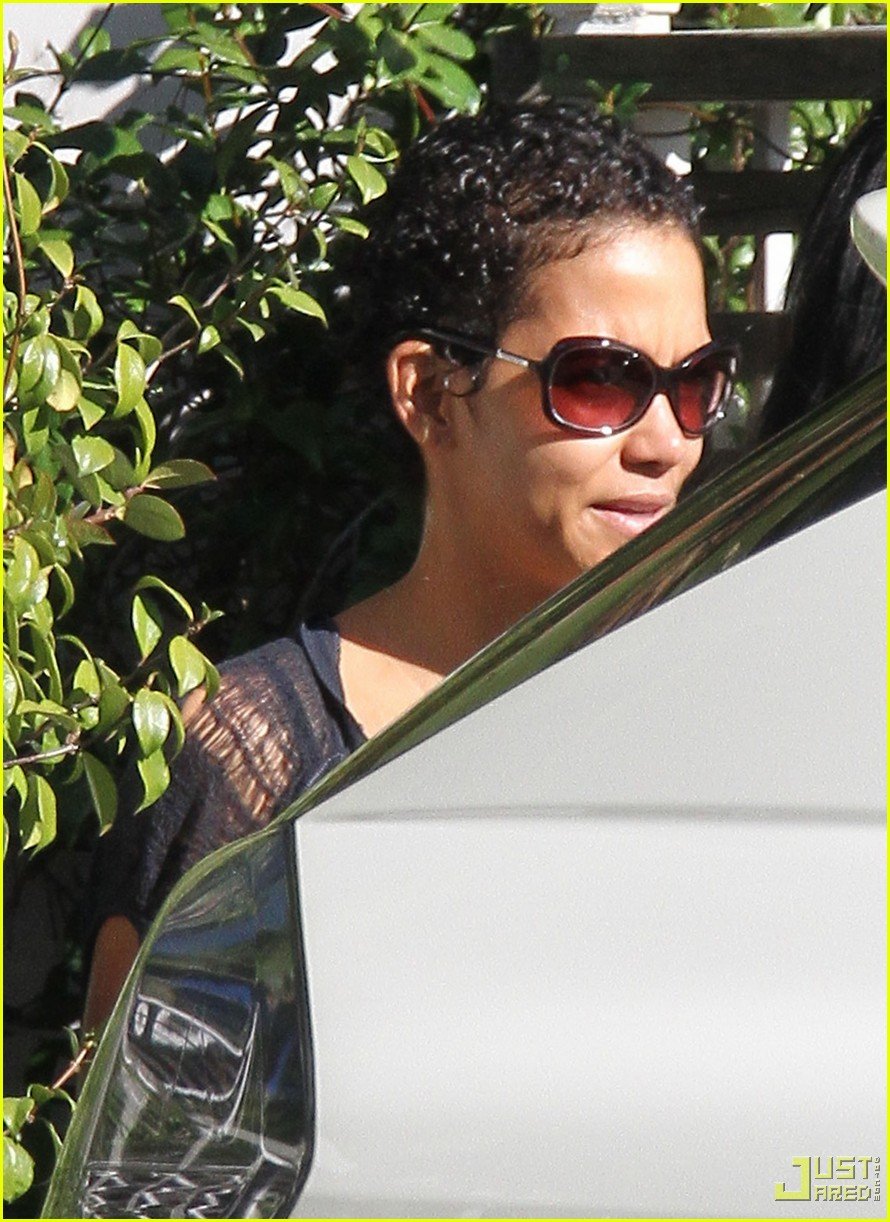 Halle Berry Sports A New Hairstyle: Photo 2406306 | Halle Berry Pictures |  Just Jared