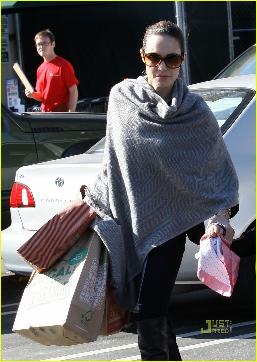Photo angelina jolie whole foods grocery shopping 03 Photo 2408700