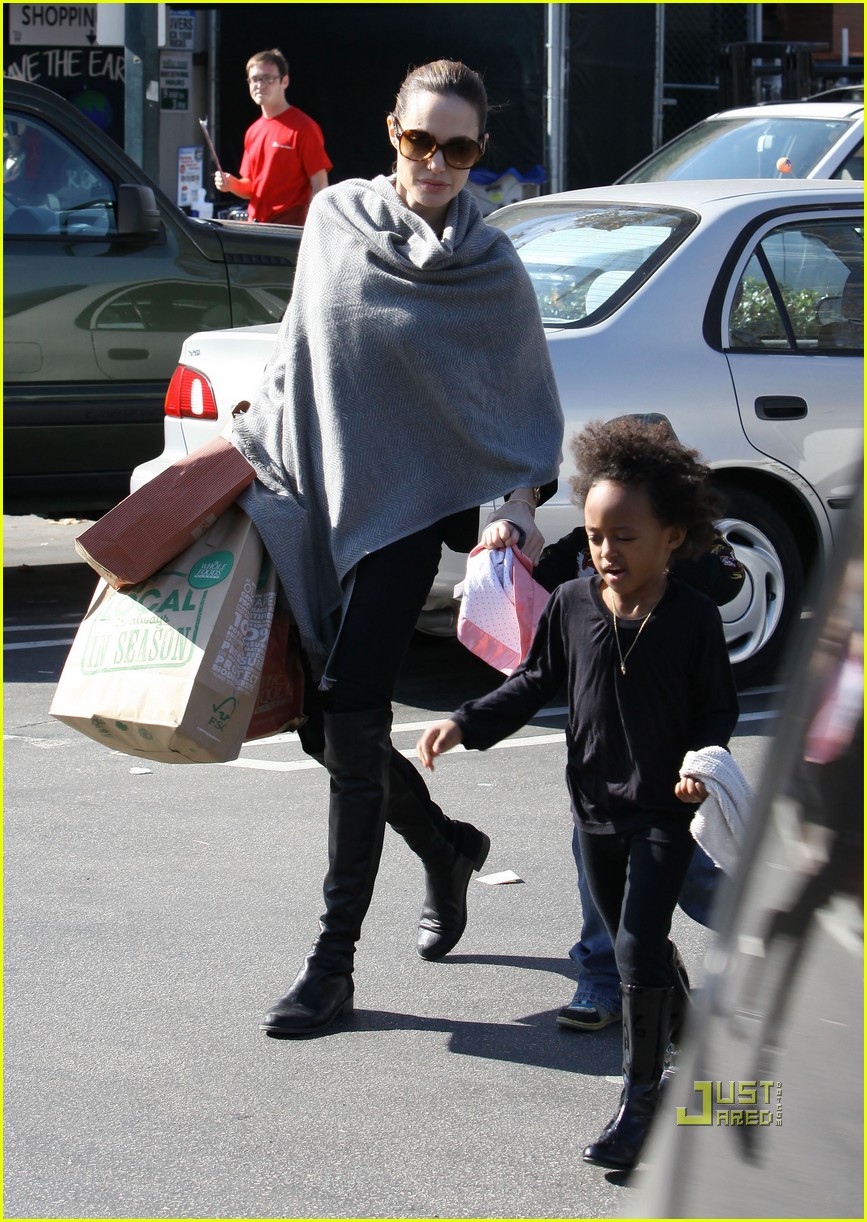 Angelina Jolie Whole Foods Grocery Shopping! Photo 2408702 Angelina