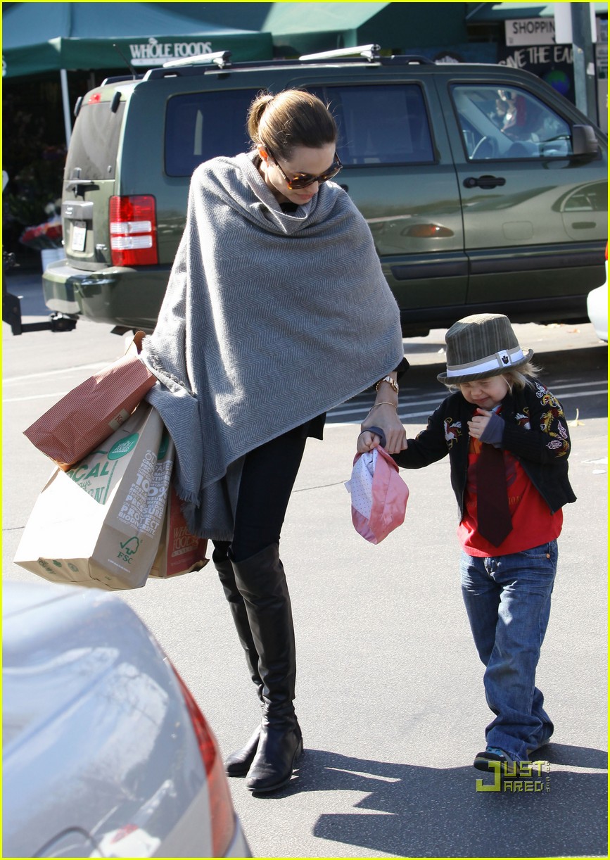 Angelina Jolie Whole Foods Grocery Shopping! Photo 2408707 Angelina