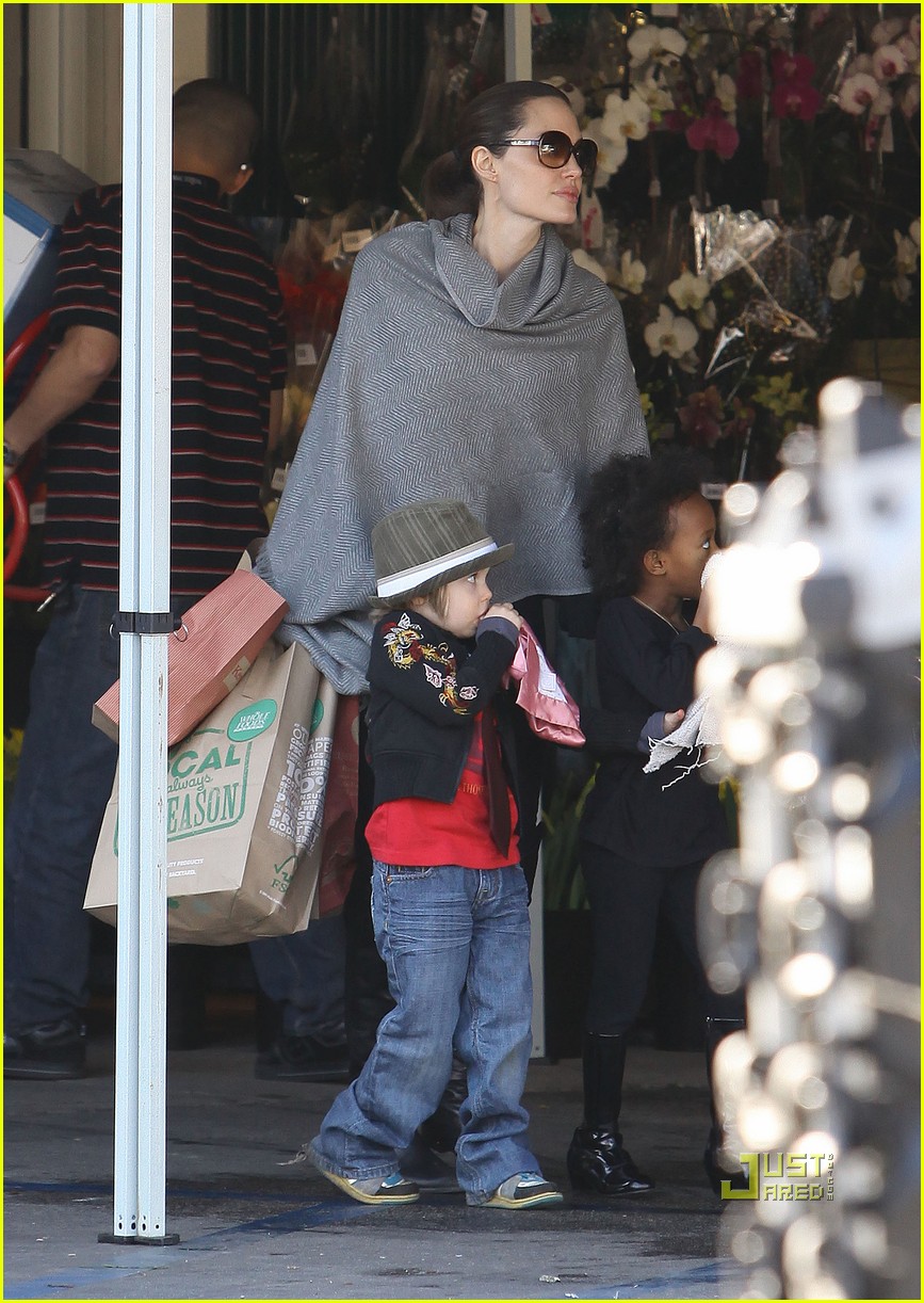 Angelina Jolie Whole Foods Grocery Shopping! Photo 2408709 Angelina