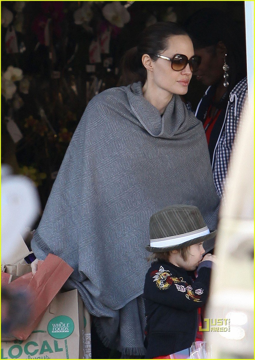 Angelina Jolie Whole Foods Grocery Shopping! Photo 2408714 Angelina